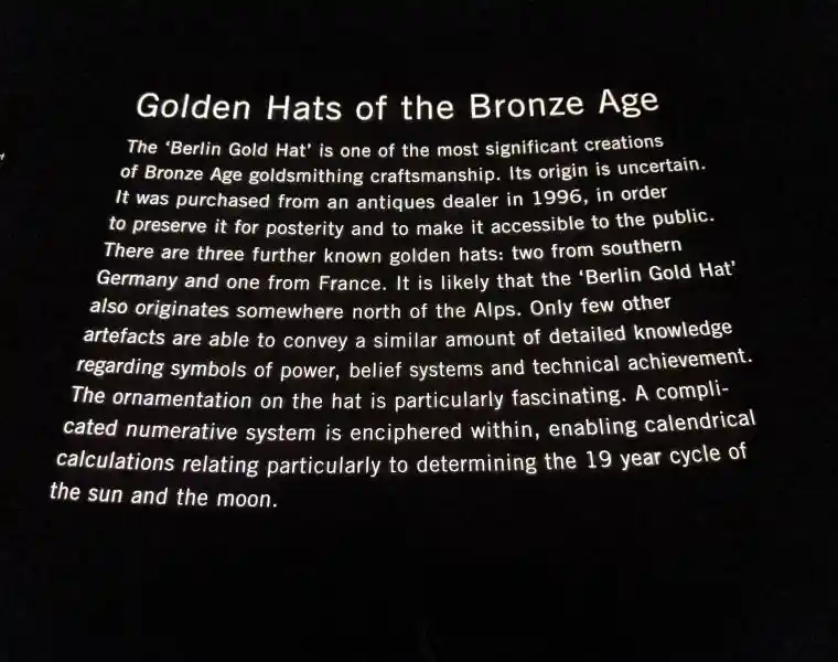 Text, Berlin Gold Hat